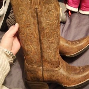 Womens ariat boots western toe. Worn 1 time